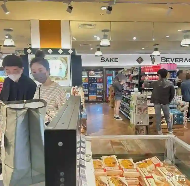 39岁姜妍逛商场被偶遇：穿条纹上衣扎丸子头像20岁，她老公提着大包小包