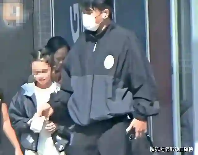 51岁刘恺威现身江苏，少年感十足，有网友质疑其戴假发纹眉毛
