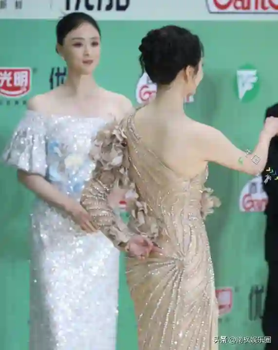 28岁关晓彤与42岁蒋欣同框，身材差距显现，究竟什么是顶级头身比？