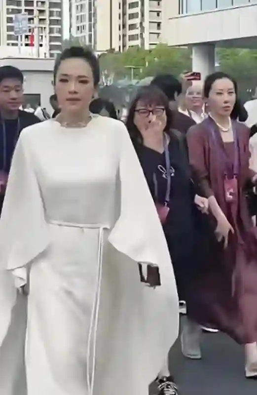 章子怡哥嫂为大女儿庆生，章爸露面头发花白，抱孙子笑得合不拢嘴
