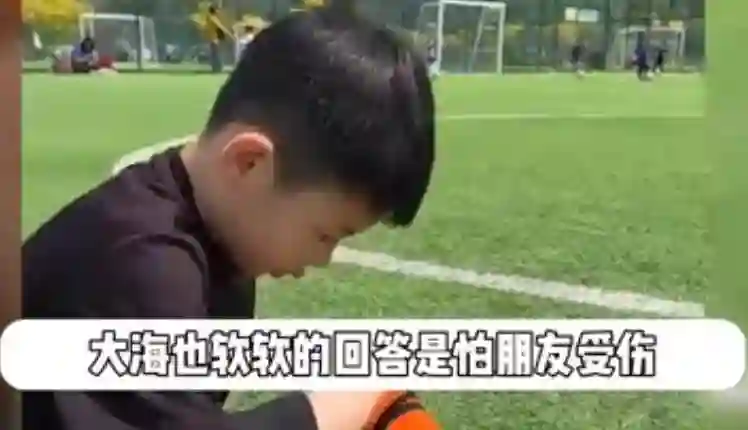 46岁秋瓷炫夫妇看儿子踢球，大声喊加油，7岁大海尽情奔跑有活力