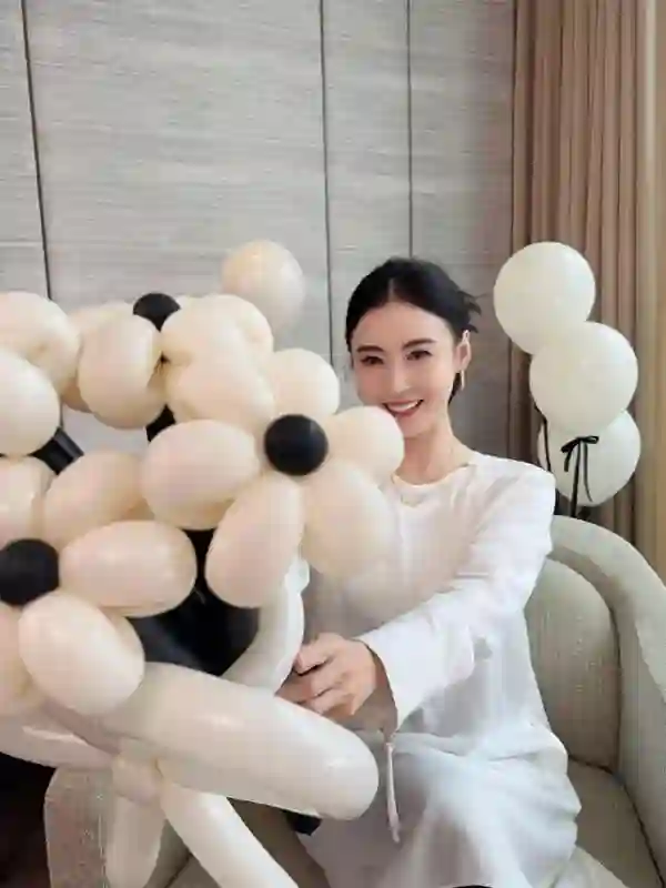 44岁张柏芝出席活动！穿新中式装扮美得像个娃娃，众人都抢着合影
