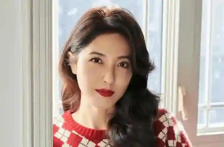 曾黎机场落泪！曾靠美貌“征服”众人,如今为何上演“苦肉计”