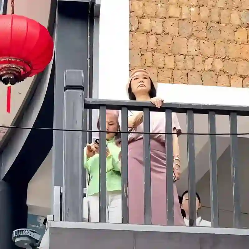 70岁林青霞现身江西，名牌加身贵气难掩，皮肤松垮显自然老态
