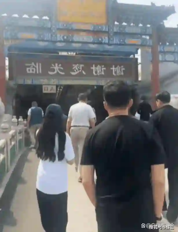 玥儿在北京第一个生日，汪小菲全家出动去挑礼物，汪大爷罕见露面
