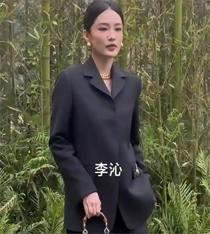 46岁章子怡参加活动，盘发+黑西装似女企业家，眼神带着一股狠劲
