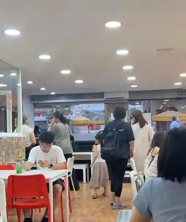 高圆圆在西班牙带女儿吃麻辣烫，女儿长相随爸爸，皮肤还有点黑
