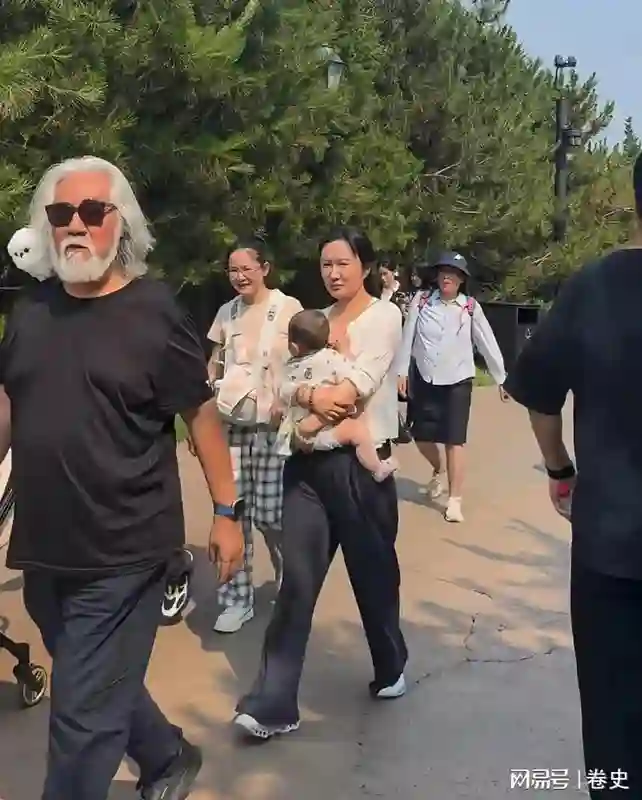 张纪中带四个孩子到环球影城，杜星霖抱着小女儿，面容憔悴了好多