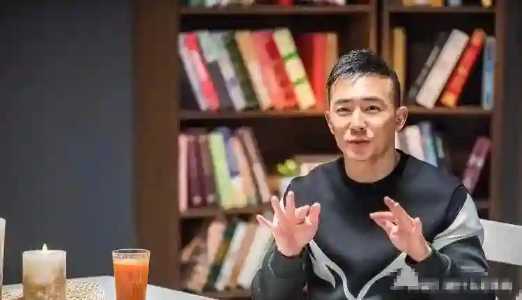 解约原公司，转投周杰伦俩月，报警自证的刘畊宏，给明星敲响了警钟