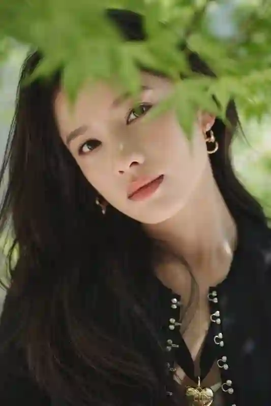 张婧仪西装造型尽显干练，微卷发甜度超标