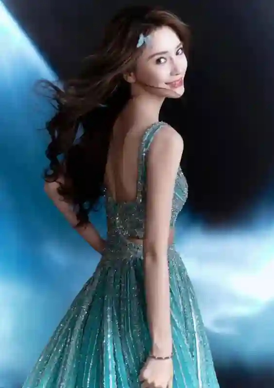 Angelababy 碎钻裙化身人鱼公主 露美背优雅性感