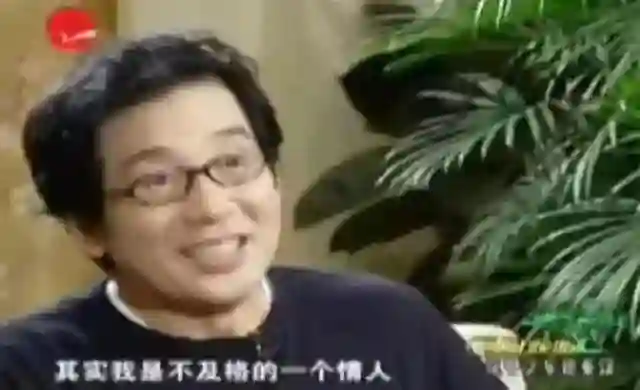71岁林青霞去江西旅游，打扮贵气，穿一身名牌，街头向粉丝送飞吻
