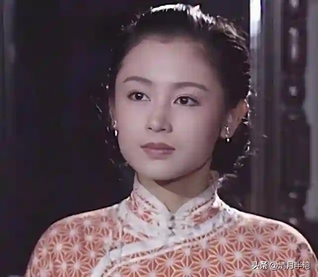 陈红脸平泪沟深算顶级美女吗？看她和周海媚、章子怡合照自有分晓