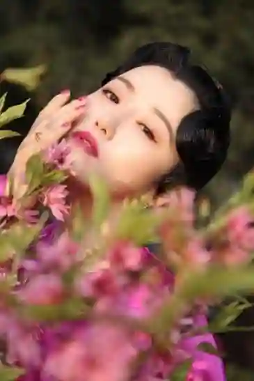 “最美导演”李珈西又惊艳了，复古造型绝了