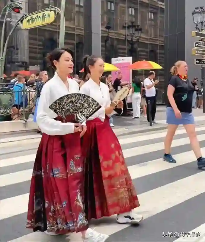 17岁森碟在北京被偶遇，纯素颜买仓鼠，下巴矫正后好漂亮