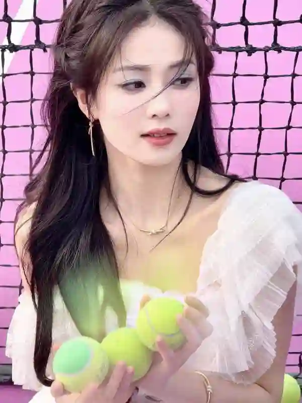 白鹿素色连衣裙搭配蓝紫眼影，清新灵动超惊艳