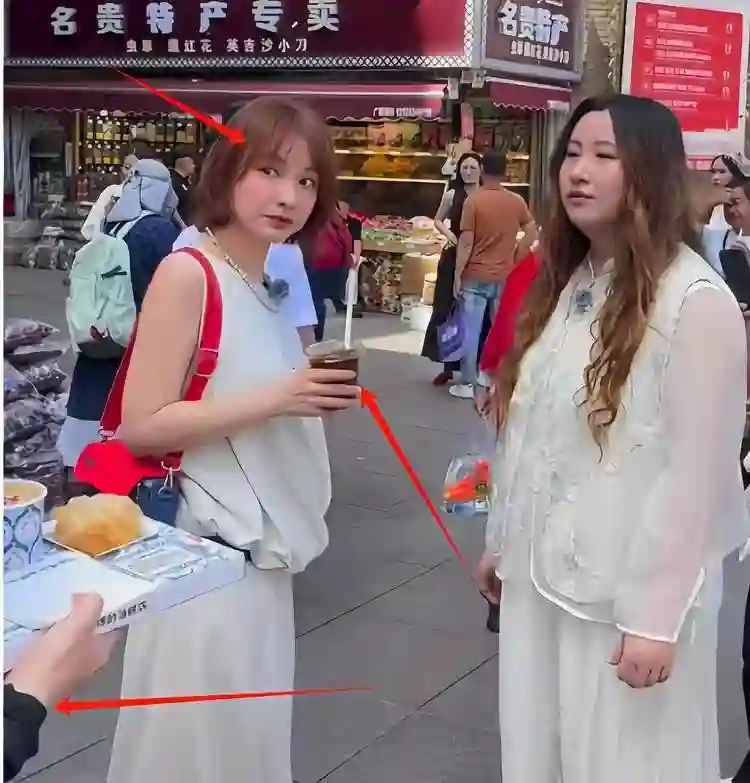网友在新疆偶遇吴昕，脖子、骨盆前倾愈发明显，表情呆愣像普通人