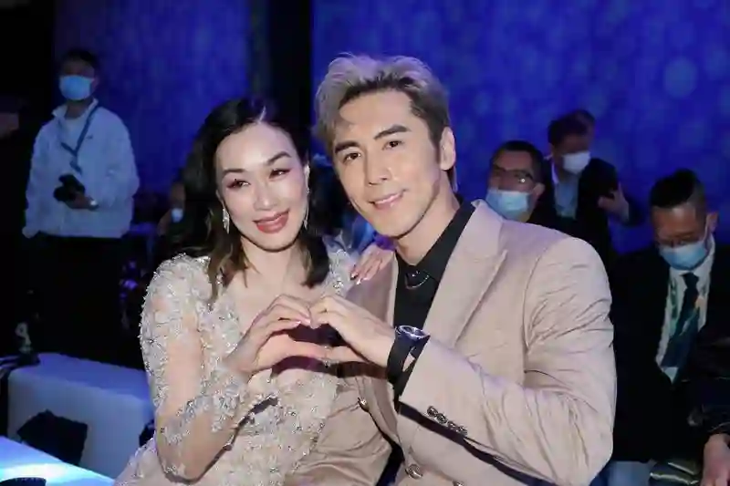 52岁钟丽缇凌晨卖货养家，错失豪门后的生活，现状如何？
