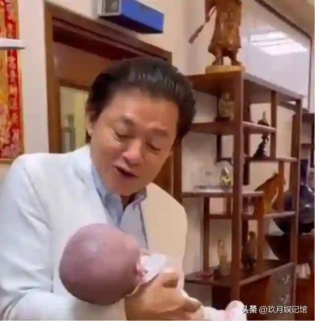 她41岁嫁入豪门，44岁为81岁刘诗昆生下女儿，48岁又生下二胎儿子