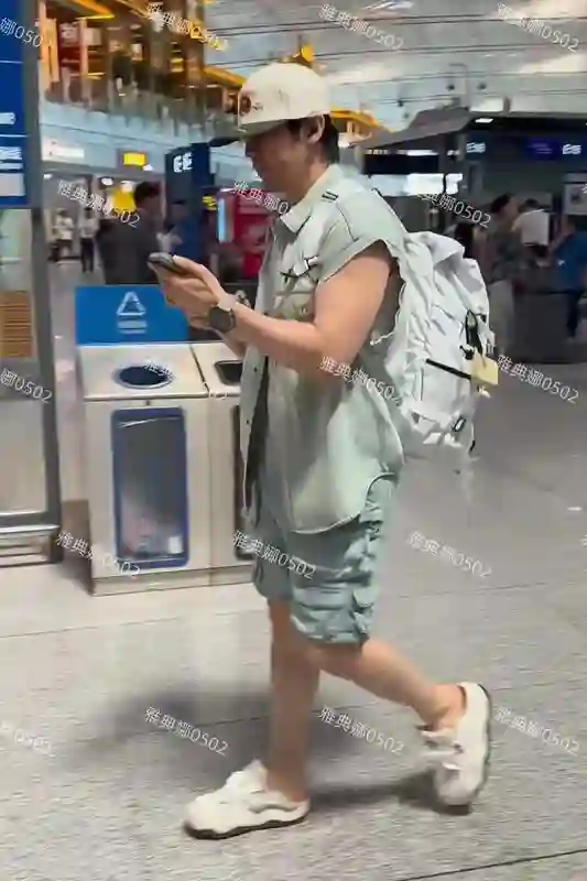 钟丽缇送二女儿参加夏令营，值机时千叮万嘱，明星跟普通妈妈一样