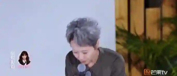 她最大的问题是不太聪明，又很想赢？