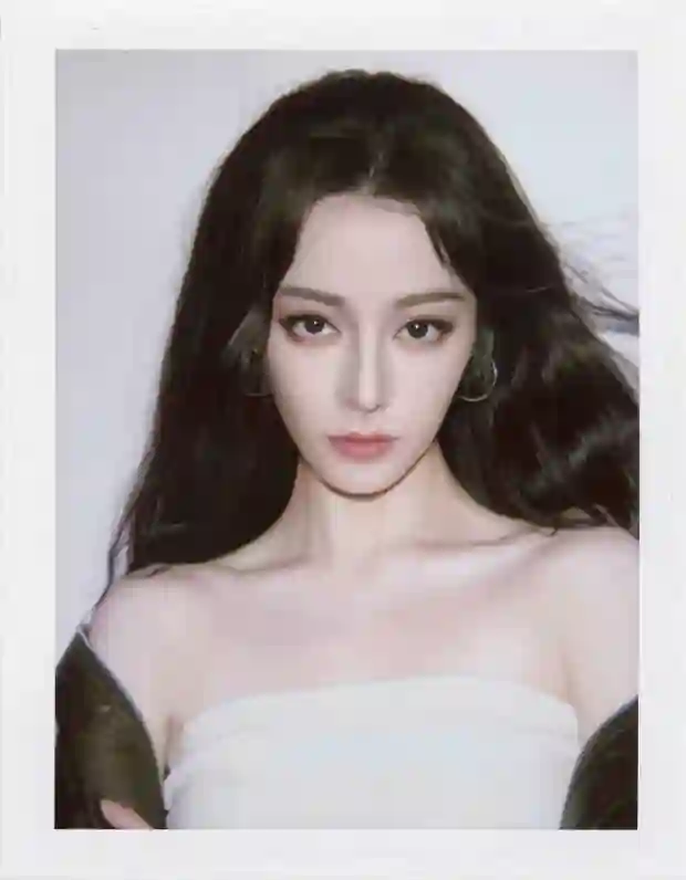迪丽热巴抹胸裙配皮衣拍撕拉片，演绎极致摩登时尚
