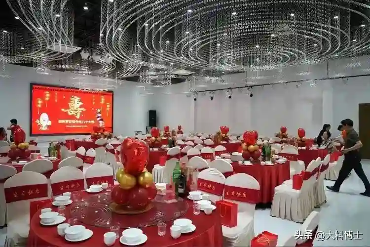 谢娜二舅生日宴曝光，摆了十几桌好热闹，谢娜和父母现身成焦点