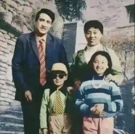 佟大为带17岁女儿拍戏，俩女儿拜师刘天池，长相随妈，个高比例好