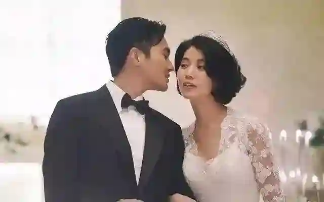 53岁袁咏仪素颜现身街头，冻龄气质引网友惊呼：这才是最美港姐！