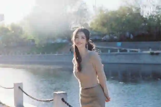 景甜身着中式套装现身河畔，沐浴日光，身姿窈窕似画中仙