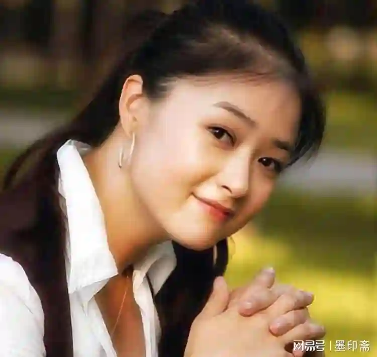 前脚官宣喜讯，后脚深陷舆论，42岁的蒋欣给内娱狠狠“上”了一课