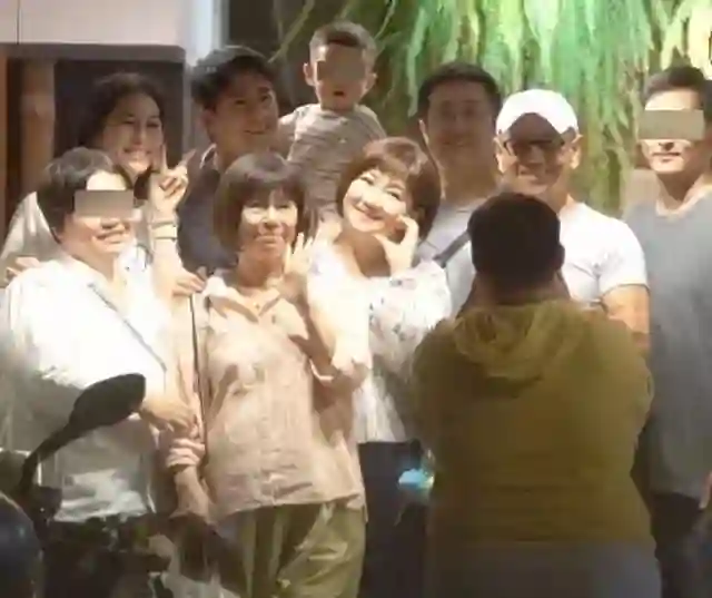 任家萱带<em>男友</em>儿子与爸妈聚餐，她和小徐一起变胖，妹妹妹夫也来了