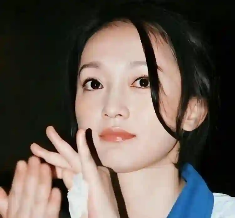 周迅又矮又瘦到底算不算美女？看她年轻照片，才知美人在骨不在皮