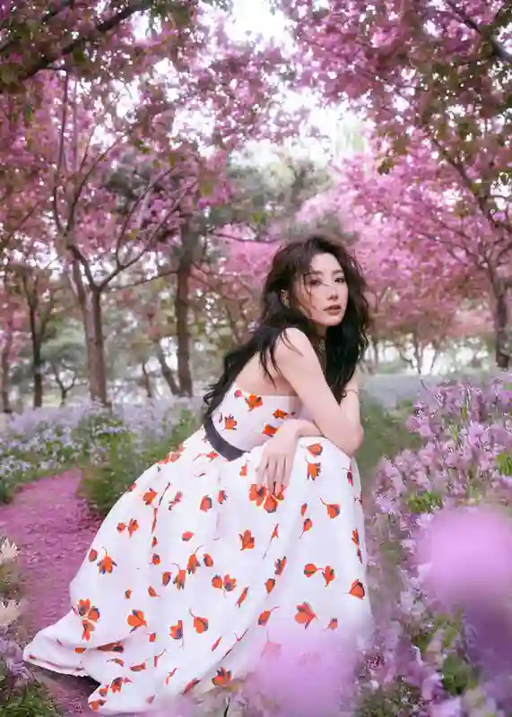 毛晓彤穿印花裙漫步公园，甜美少女感溢出屏幕