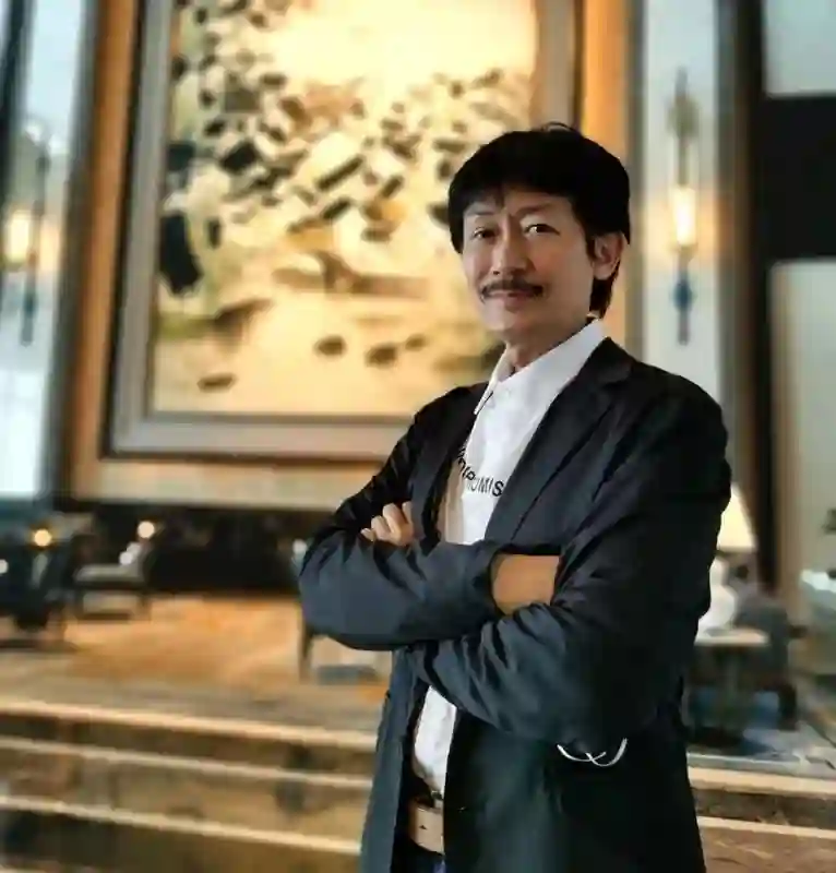 香港影坛最后一位全才：捧红成龙、王家卫，却历经人生悲苦