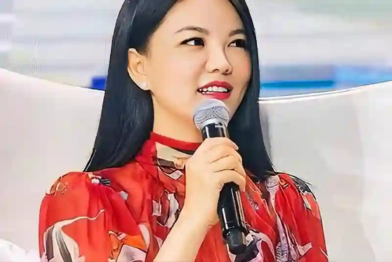 李湘真实照片被扒！没开美颜满脸黢黑，网友：胖得超乎想象！