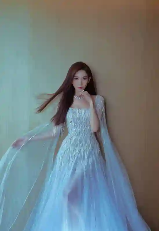 林志玲穿珠链仙女裙闪耀全场，温柔姐姐氛围感拉满