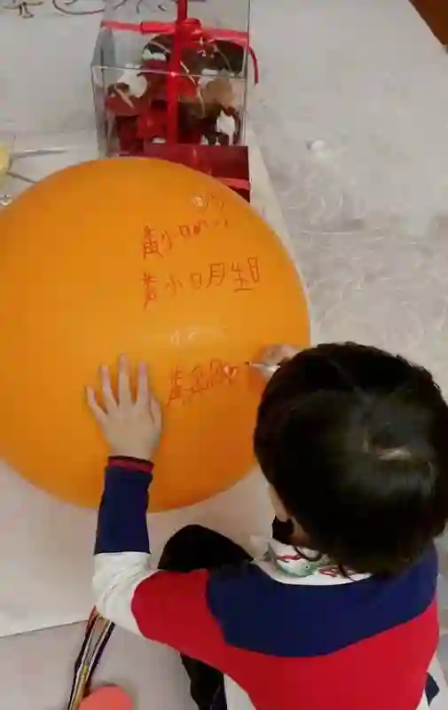 黄晓明前妻带儿子出游，8岁小海绵戴墨镜，穿长裤长袖，热到驼背