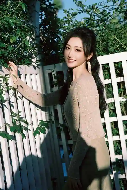 景甜身着中式套装现身河畔，沐浴日光，身姿窈窕似画中仙