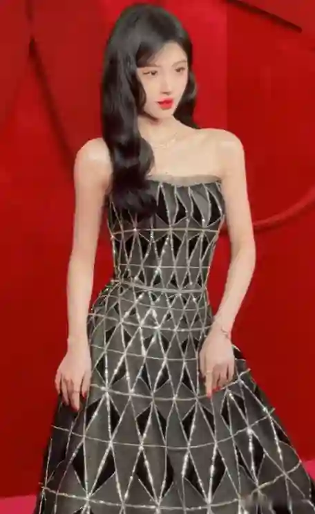 芭莎红毯镜头下的女星，真实堪比照妖镜，杨幂躲了，孙俪扛住了