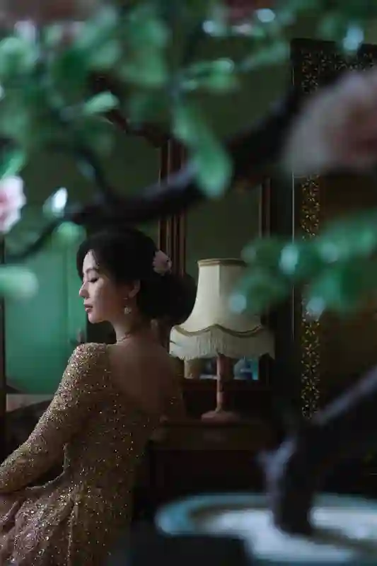 刘诗诗穿金粉刺绣裙美如画，东方古典风情诠释优雅迷人气质