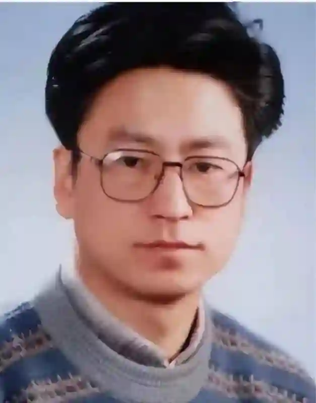 “央视一哥”白岩松被病痛折磨，曾多次想不开，56岁白发满头