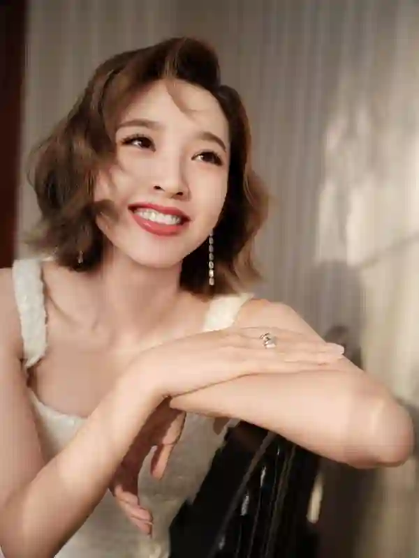 唐艺昕35岁颜值身材双在线，白包臀短裙秀美腿状态超好