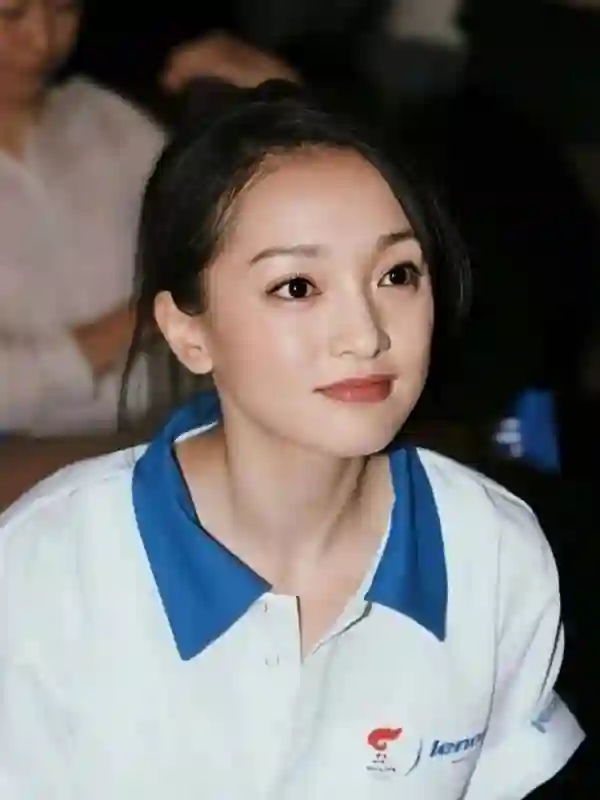 51岁周迅：“丁克”半辈子，低调现身肿瘤医院，今人体画价值千万
