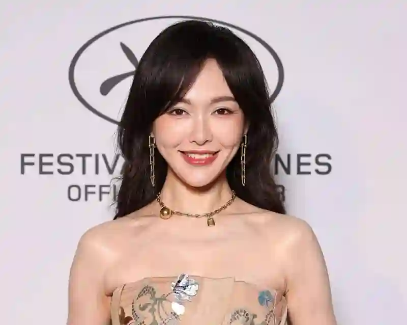42岁唐嫣戛纳生图来了！苹果肌下垂眼神涣散，新剧扑街影响状态