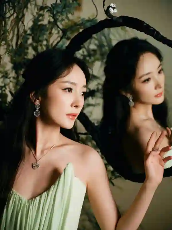 杨幂嫩绿开衩裙造型惊艳，化身森林精灵秀出迷人美腿