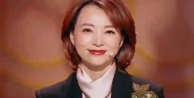 密春雷风波过后，董卿近况曝光，被搀扶走出医院 如今处境早有预兆
