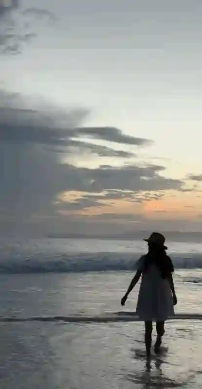 吴千语在夕阳下奔跑，她在韩国街头很美，施伯雄陪她和她闺蜜逛街