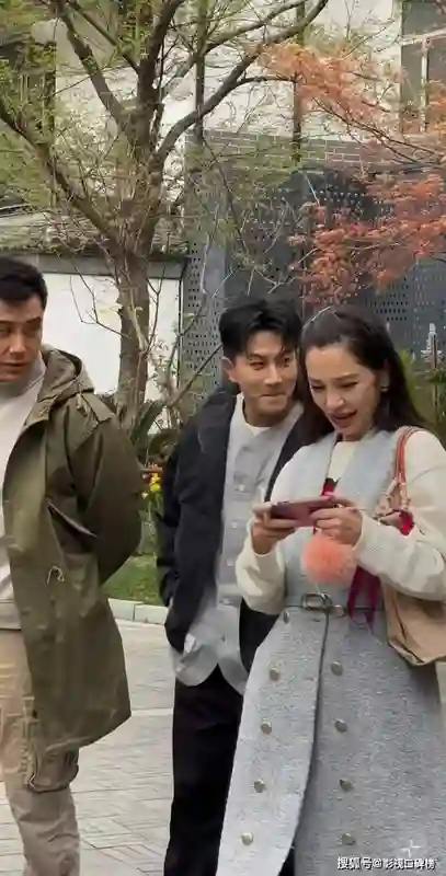 51岁刘恺威现身江苏，少年感十足，有网友质疑其戴假发纹眉毛