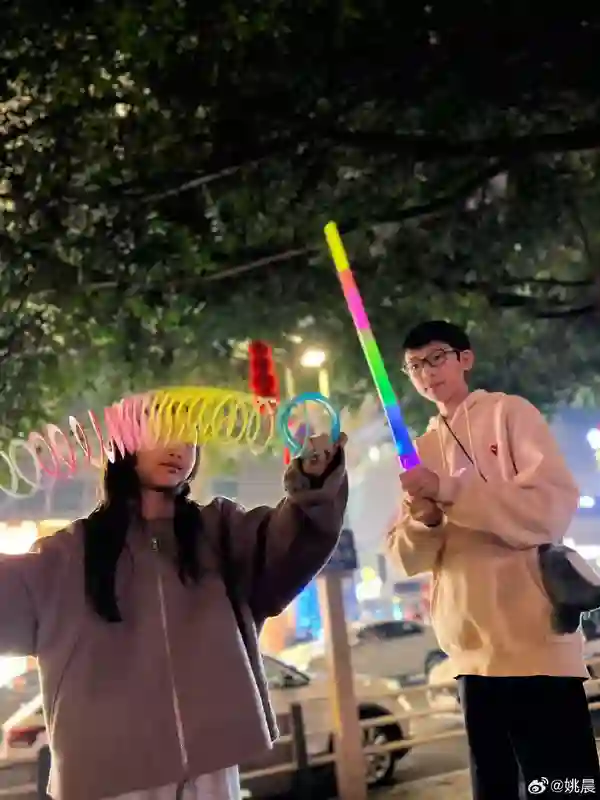 还记得姚晨的女儿小茉莉吗，腿也太长了吧